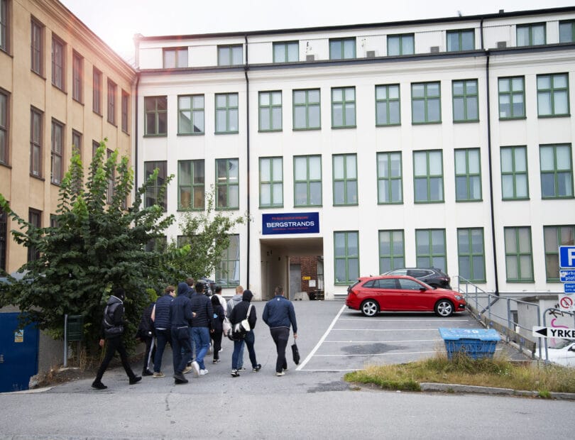 En grupp elever på ingång till Bergstrands gymnasium