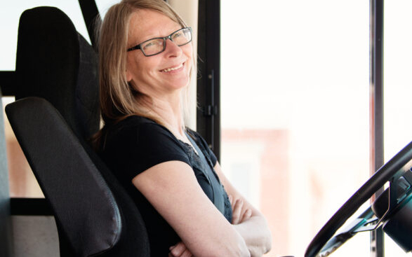 En kvinna kör en buss