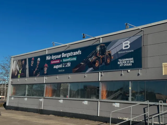 Nu är det full fart på bygget! Våra nya lokaler i Märsta på Östra Bangatan 2 anpassas för att bli moderna skollokaler till hösten och det kommer bli så fint😍 Kom förbi på ÖPPET HUS måndag 28 april kl.16-19 och prata vuxenutbildning med oss, så berättar vi hur du blir yrkesförare (buss eller lastbil) 🚛 🚌 Hör av dig om du har frågor: marsta@beut.se #vuxenutbildning #lastbilschaufför #busschaufför
